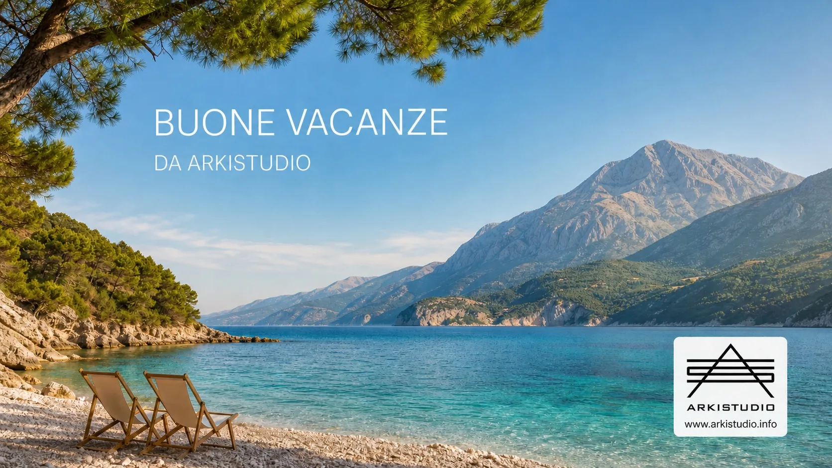 Panorama estivo con mare turchese, spiaggia, due sedie a sdraio, montagne, logo ArkiStudio e indirizzo del sito